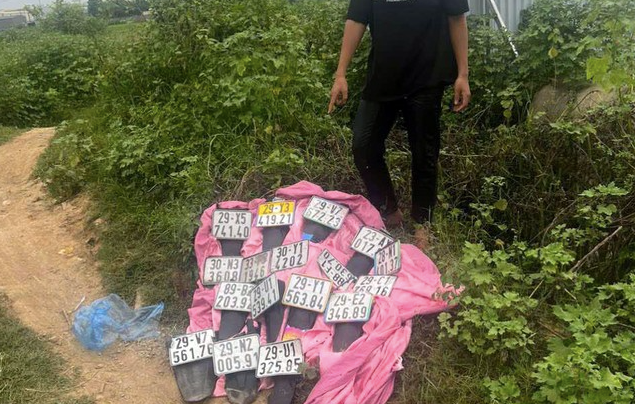 Một vụ chặt biển số xe được Công an huyện Hoài Đức xử lý giữa năm 2024. Một vụ chặt biển số xe được Công an huyện Hoài Đức xử lý giữa năm 2024.