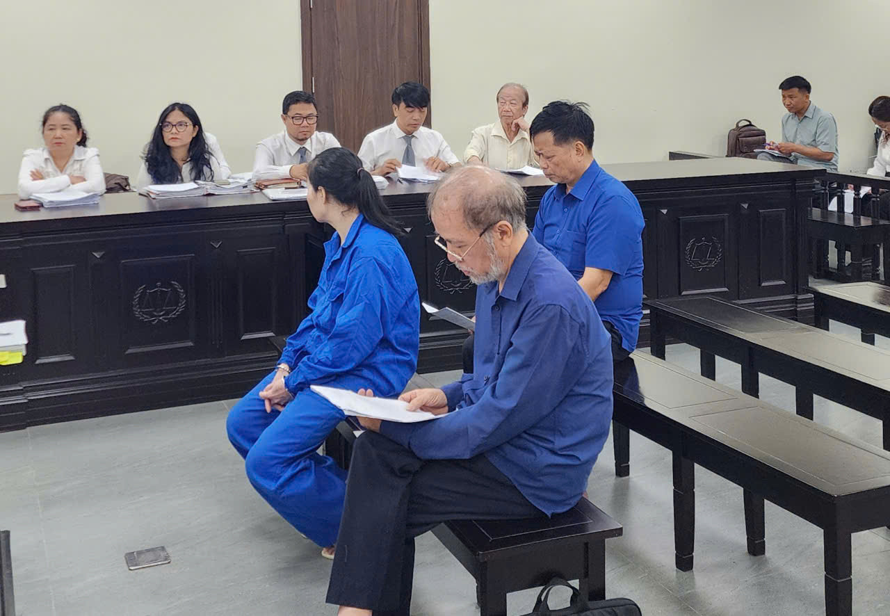 Bị cáo Nguyễn Đình Bang cùng nhóm bị cáo tại phiên tòa. Bị cáo Nguyễn Đình Bang cùng nhóm bị cáo tại phiên tòa.