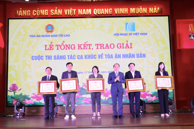 Phó Chánh án TAND Tối cao Nguyễn Quốc Đoàn trao bằng khen cho các tác giả đoạt giải. Phó Chánh án TAND Tối cao Nguyễn Quốc Đoàn trao bằng khen cho các tác giả đoạt giải.