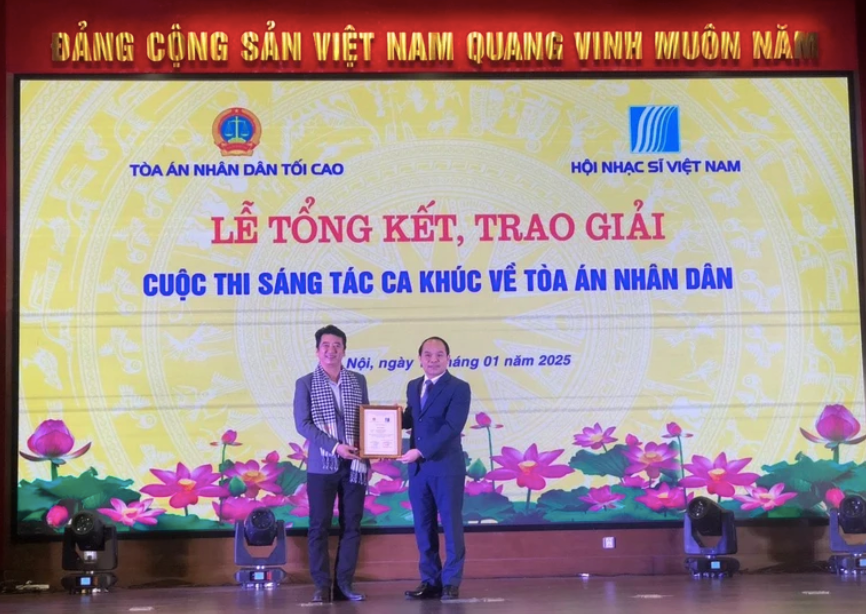 Trao bằng khen cho tác giả đoạt giải Nhất. Trao bằng khen cho tác giả đoạt giải Nhất.