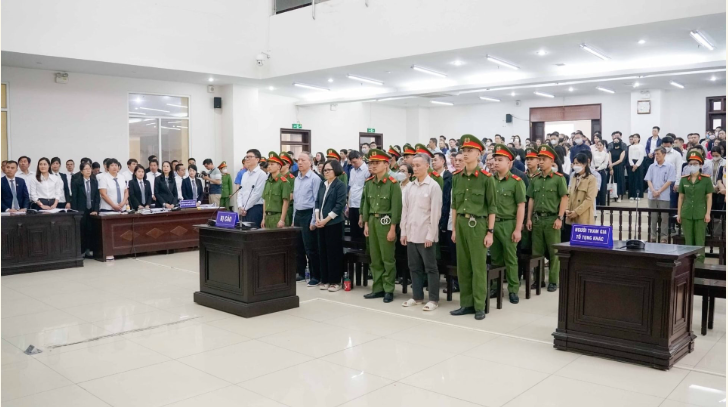 Các bị cáo tại phiên sơ thẩm. Các bị cáo tại phiên sơ thẩm.