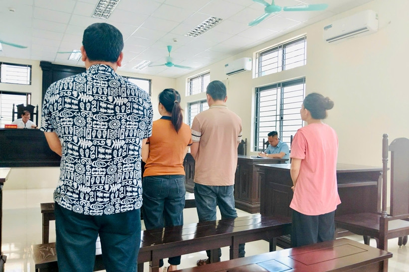 Nhóm bị cáo tại phiên sơ thẩm trước đó.