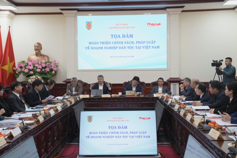 Các đại biểu chủ trì tọa đàm.