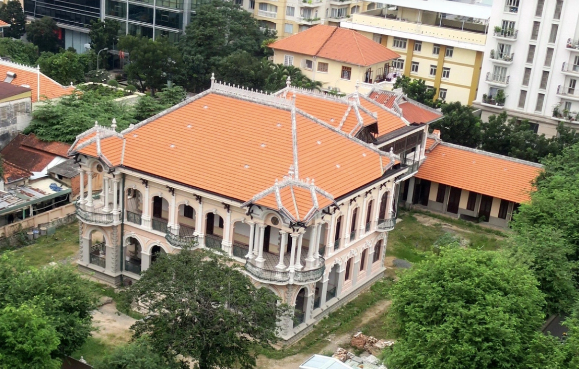 Tòa nhà, đất và tài sản gắn liền với đất là biệt thự cổ tại địa chỉ 110-112 Võ Văn Tần (quận 3, TP.HCM) của bà Trương Mỹ Lan (Chủ tịch Tập đoàn Vạn Thịnh Phát) đang bị kê biên để đảm bảo nghĩa vụ bồi thường.