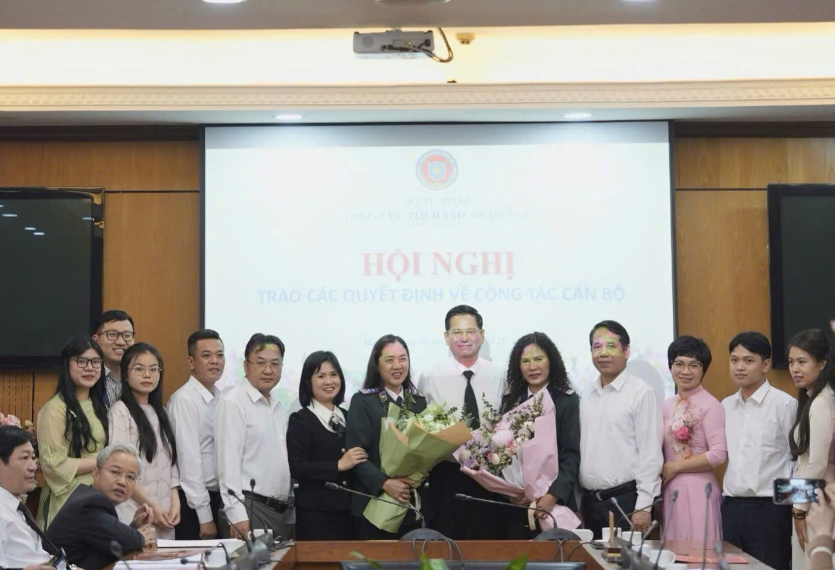 Cán bộ Tổng cục THADS chụp ảnh lưu niệm tại buổi lễ.