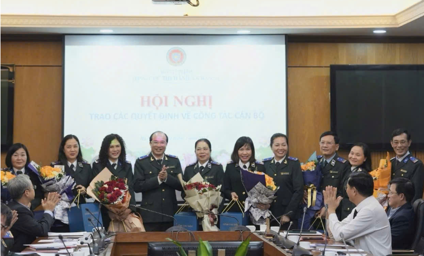 Quyền Tổng cục trưởng Nguyễn Thắng Lợi trao quyết định nghỉ hưu cho cán bộ cấp vụ.