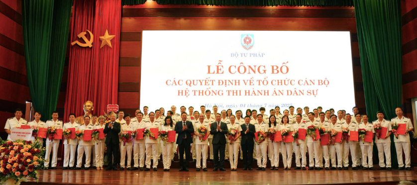 Các cán bộ ngành thi hành án nhận quyết định bổ nhiệm.