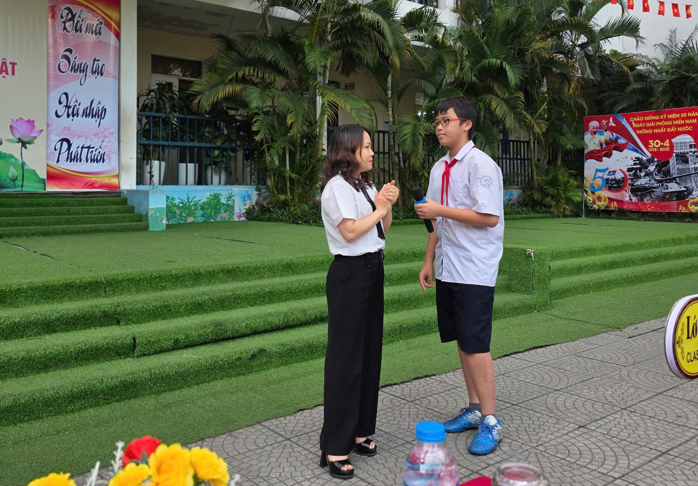 Trợ giúp viên pháp lý trong buổi phổ biến pháp luật với học sinh.