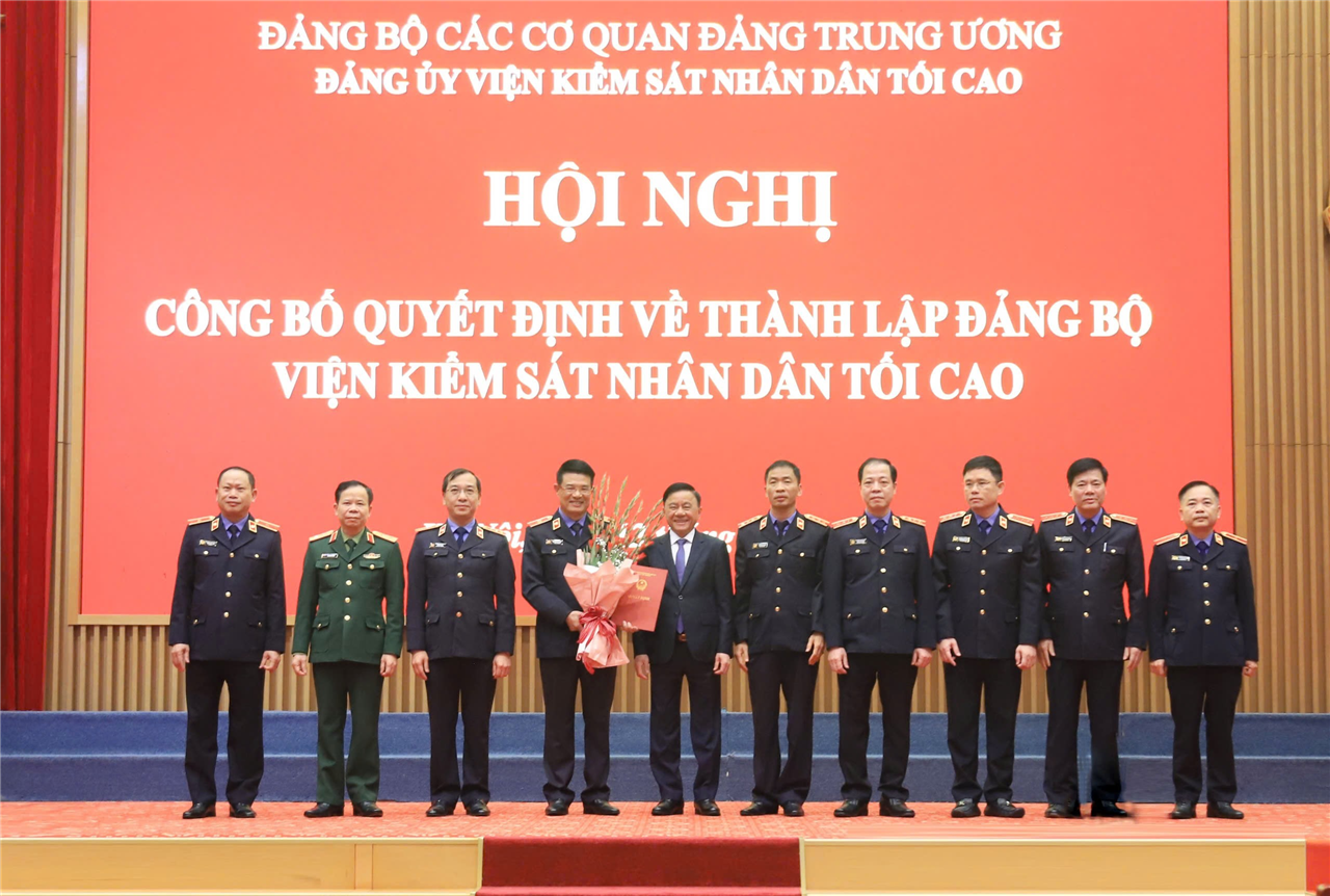 Ông Trần Cẩm Tú, trao quyết định cho Ban Thường vụ Đảng ủy Viện KSND tối cao.