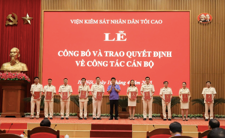 Viện trưởng Viện KSND Tối cao trao quyết định bổ nhiệm. Viện trưởng Viện KSND Tối cao trao quyết định bổ nhiệm.