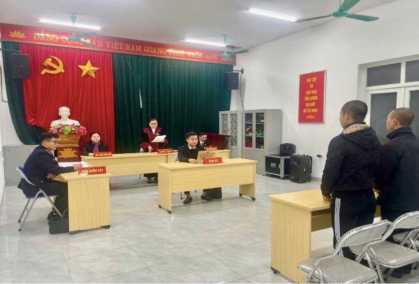 Toàn cảnh phiên xét xử lưu động hai bị cáo.