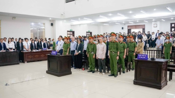 Các bị cáo tại một phiên phúc thẩm phải tạm hoãn. Các bị cáo tại một phiên phúc thẩm phải tạm hoãn.