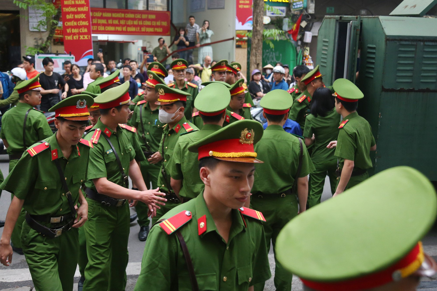 Bên ngoài, nhiều người thân vẫy gọi khi thấy các bị cáo được dẫn vào bên trong. Bên ngoài, nhiều người thân vẫy gọi khi thấy các bị cáo được dẫn vào bên trong.