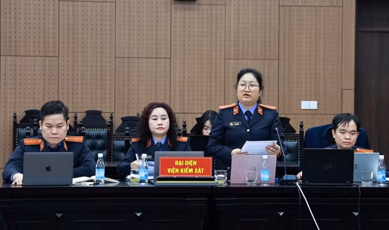 Đại diện Viện kiểm sát giữ quyền công tố và kiểm sát hoạt động xét xử.