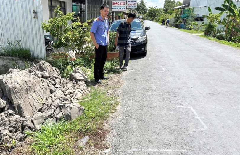 Cơ quan điều tra cũng đến hiện trường vụ án.