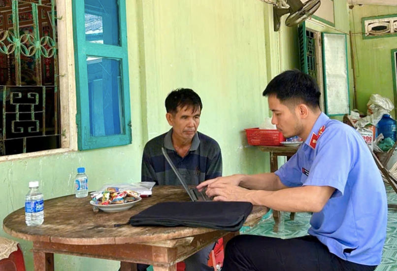 Lấy lời khai người liên quan, người làm chứng.