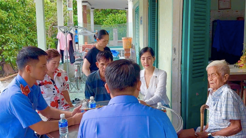 Các điều tra viên làm việc với người thân gia đình nạn nhân Nguyễn Ngọc Bảo Trân.