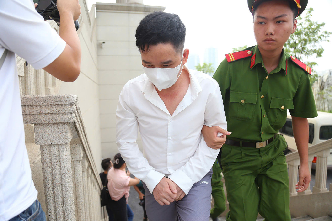 Các bị cáo cựu quan chức đã nhận hàng trăm tỷ đồng của Tập đoàn Phúc Sơn, gây thất thoát ngân sách hơn 1.000 tỷ đồng. Các bị cáo cựu quan chức đã nhận hàng trăm tỷ đồng của Tập đoàn Phúc Sơn, gây thất thoát ngân sách hơn 1.000 tỷ đồng.