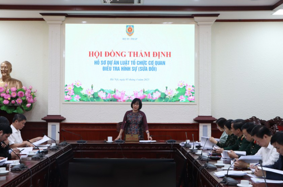 Bà Đặng Hoàng Oanh, chủ trì buổi họp.