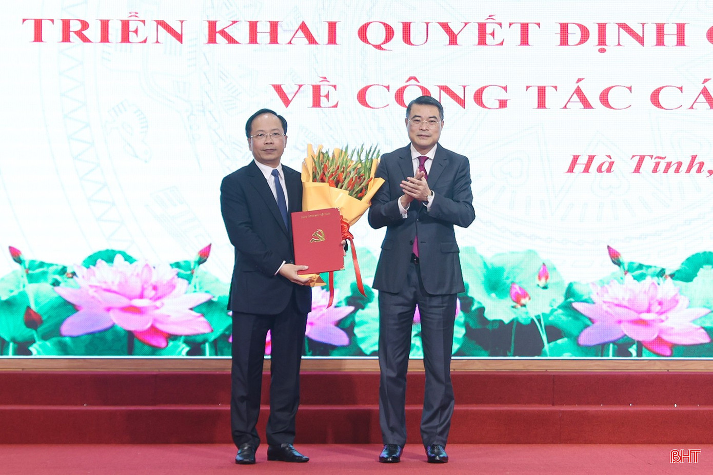 Trưởng ban Tổ chức Trung ương Lê Minh Hưng trao quyết định và tặng hoa chúc mừng ông Nguyễn Duy Lâm. Ảnh: Báo Hà Tĩnh