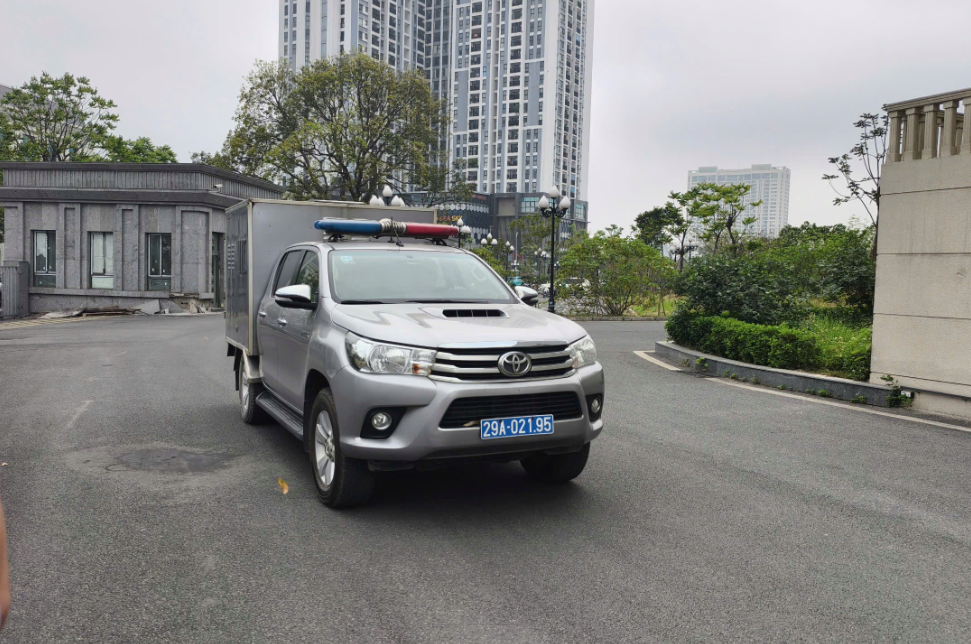 Từ 7h30, cảnh sát dẫn giải các bị cáo đến phiên tòa. Từ 7h30, cảnh sát dẫn giải các bị cáo đến phiên tòa.