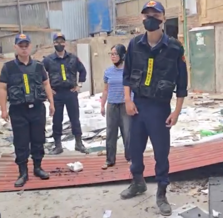 Hình ảnh nhóm người mặc áo Security và máy móc tổ chức "cưỡng chế" nhà anh Đức. Ảnh do người dân cung cấp. Hình ảnh nhóm người mặc áo Security và máy móc tổ chức "cưỡng chế" nhà anh Đức. Ảnh do người dân cung cấp.