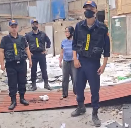 Hình ảnh nhóm người mặc áo Security và máy móc tổ chức "cưỡng chế" nhà anh Đức. Ảnh do người dân cung cấp. Hình ảnh nhóm người mặc áo Security và máy móc tổ chức "cưỡng chế" nhà anh Đức. Ảnh do người dân cung cấp.