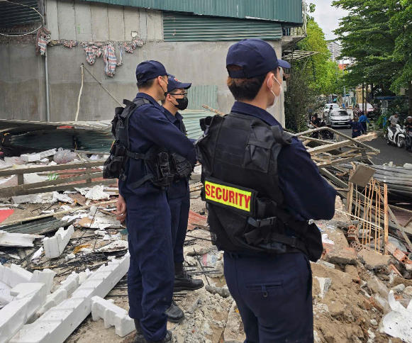 Hình ảnh nhóm người mặc áo Security và máy móc tổ chức "cưỡng chế" nhà anh Đức. Ảnh do người dân cung cấp. Hình ảnh nhóm người mặc áo Security và máy móc tổ chức "cưỡng chế" nhà anh Đức. Ảnh do người dân cung cấp.