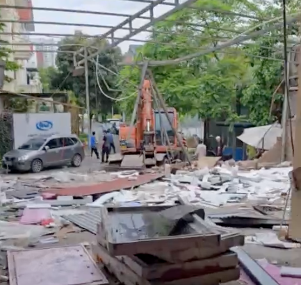 Hình ảnh nhóm người mặc áo Security và máy móc tổ chức "cưỡng chế" nhà anh Đức. Ảnh do người dân cung cấp. Hình ảnh nhóm người mặc áo Security và máy móc tổ chức "cưỡng chế" nhà anh Đức. Ảnh do người dân cung cấp.