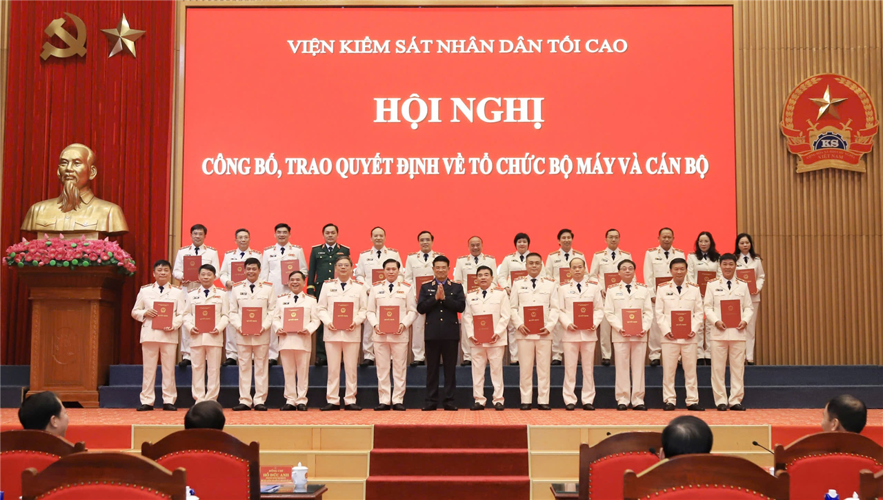 Ông Nguyễn Huy Tiến, Viện trưởng VKSND tối cao trao các quyết định về tổ chức bộ máy.