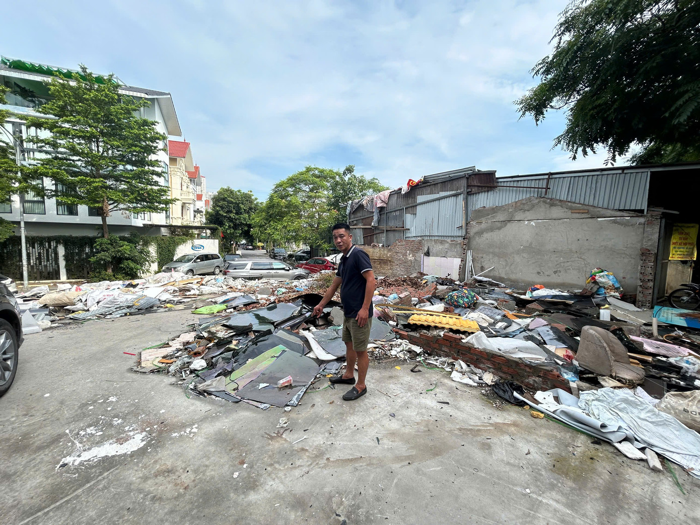 Anh Kiều Quang Đức tại hiện trường ngôi nhà bị đập phá. Anh Kiều Quang Đức tại hiện trường ngôi nhà bị đập phá.