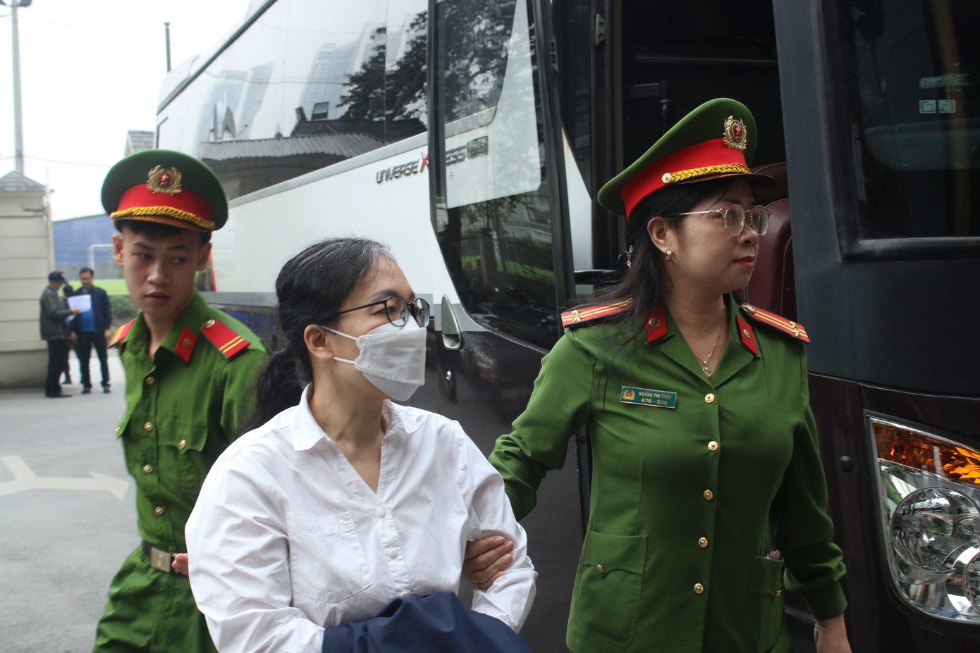 Các bị cáo được dẫn giải trên hai ô tô loại 29 chỗ ngồi và 45 chỗ ngồi.