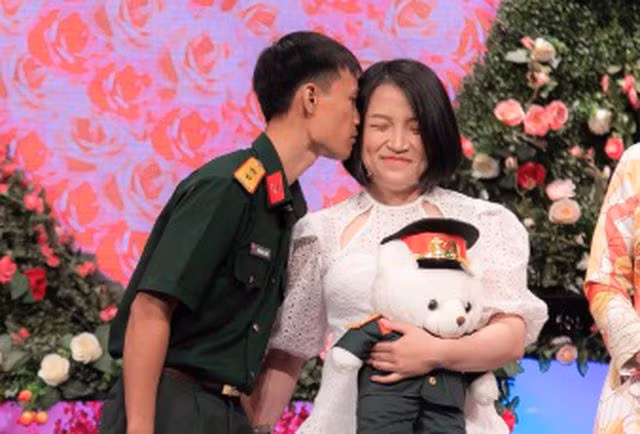 Chàng trung úy chưa một lần nắm tay con gái, vừa hẹn hò vừa... ra điều lệnh ảnh 3