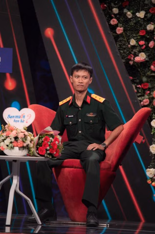 Chàng trung úy chưa một lần nắm tay con gái, vừa hẹn hò vừa... ra điều lệnh ảnh 1
