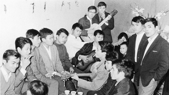 Anh chị em và bạn bè đến mừng đám cưới của phóng viên Chu Chí Thành sau chiến thắng Hà Nội - Điện Biên Phủ trên không