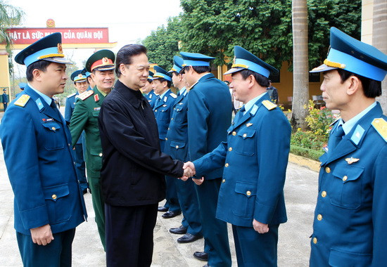 Thủ tướng gặp cán bộ sỹ quan Đoàn tên lửa phòng không 64. (Ảnh: Đức Tám/TTXVN)
