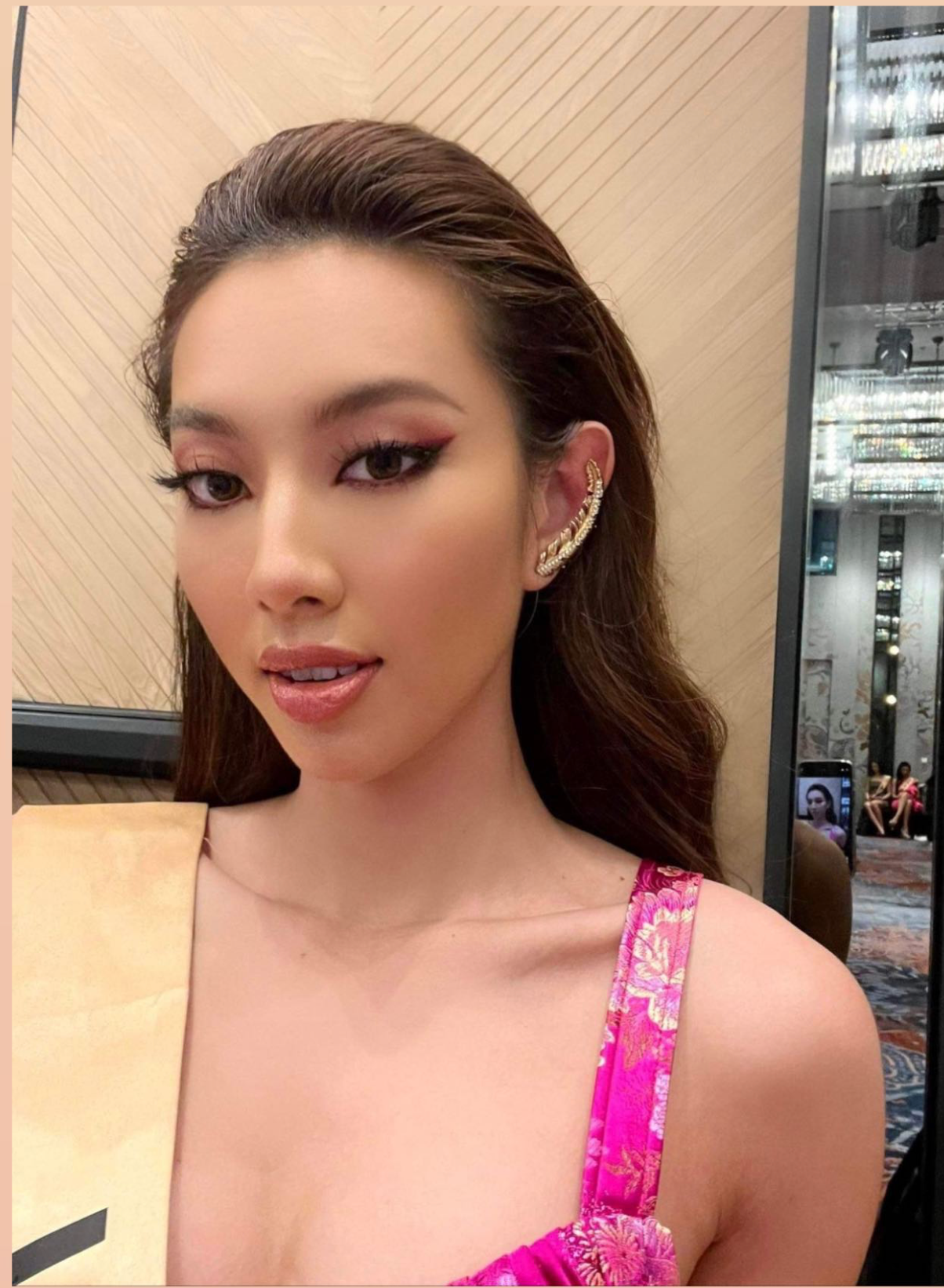 Người đẹp tiếp tục trổ tài tự make-up và làm tóc cực kỳ ấn tượng.