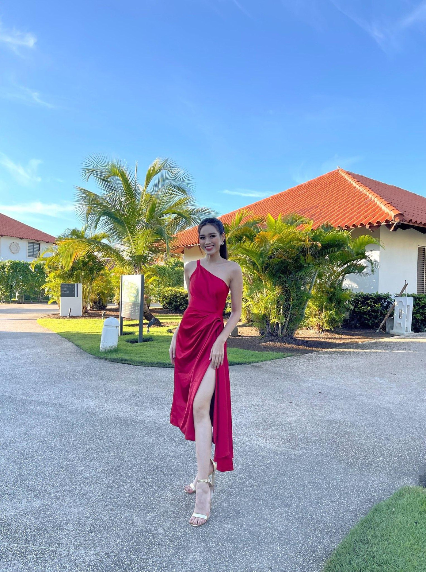 Gu thời trang sang trọng, gợi cảm của Đỗ Thị Hà. Gu thời trang sang trọng, gợi cảm của Đỗ Thị Hà.