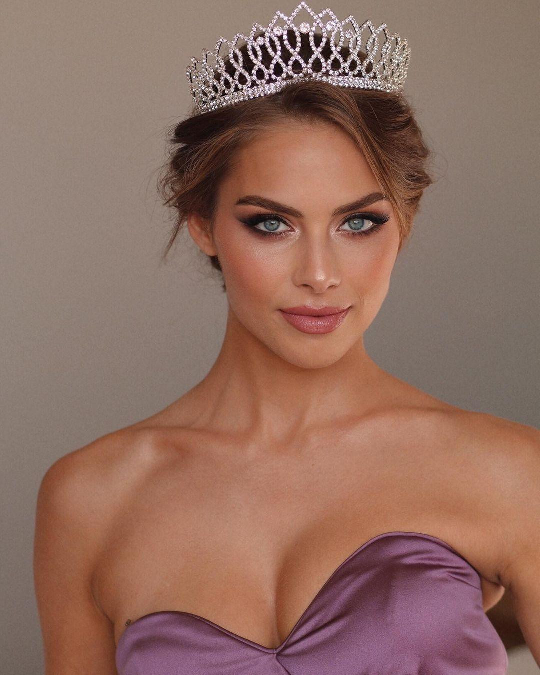 Mỹ nhân xinh đẹp này sở hữu mái tóc nâu vàng đặc trưng của phụ nữ Pháp và đôi mắt xanh thẳm hút hồn. Người đẹp năm nay 22 tuổi và từng giành giải Á hậu 1 tại cuộc thi Miss France 2021.