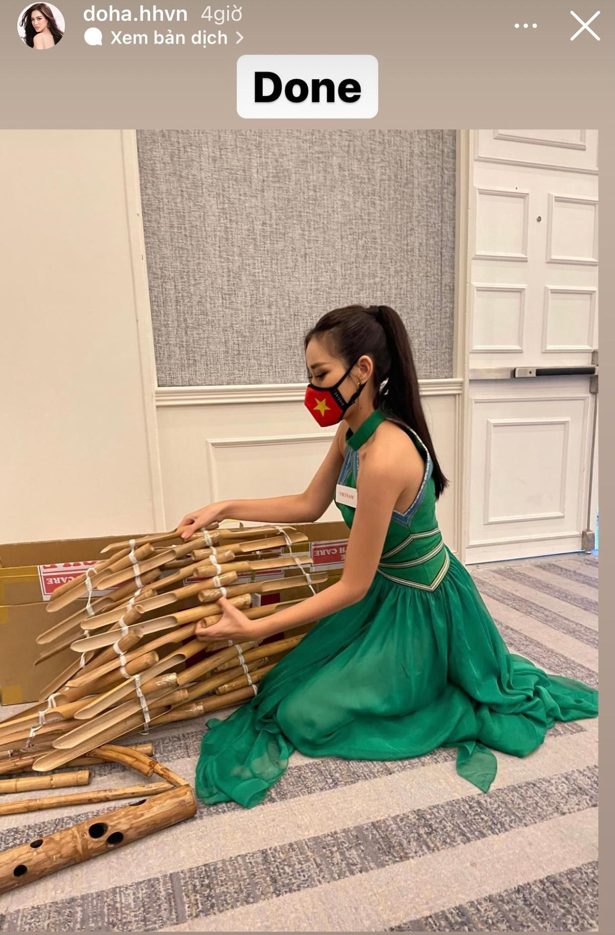 Đỗ Thị Hà tự tay lắp đàn T'rưng. Đỗ Thị Hà tự tay lắp đàn T'rưng.