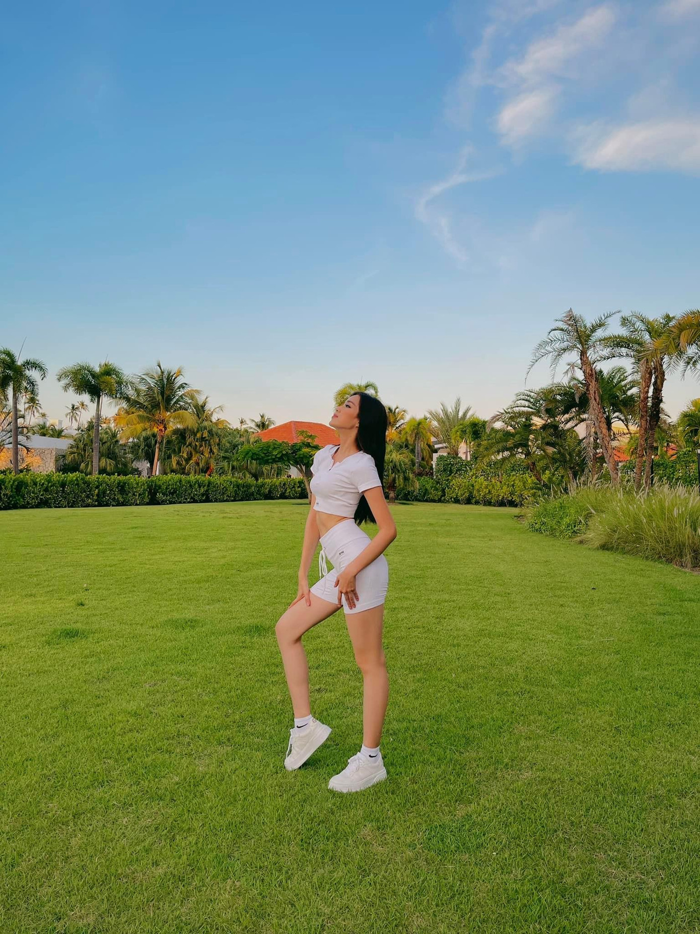 Tham gia tập nhảy cùng các đối thủ, Hoa hậu Việt Nam 2020 lựa chọn cho mình bộ trang phục thể thao tông màu trắng khoẻ khoắn và sexy.