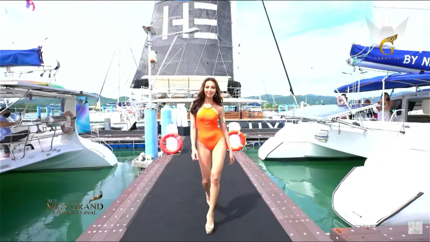 Thuỳ Tiên trình diễn nóng bỏng trên biển.