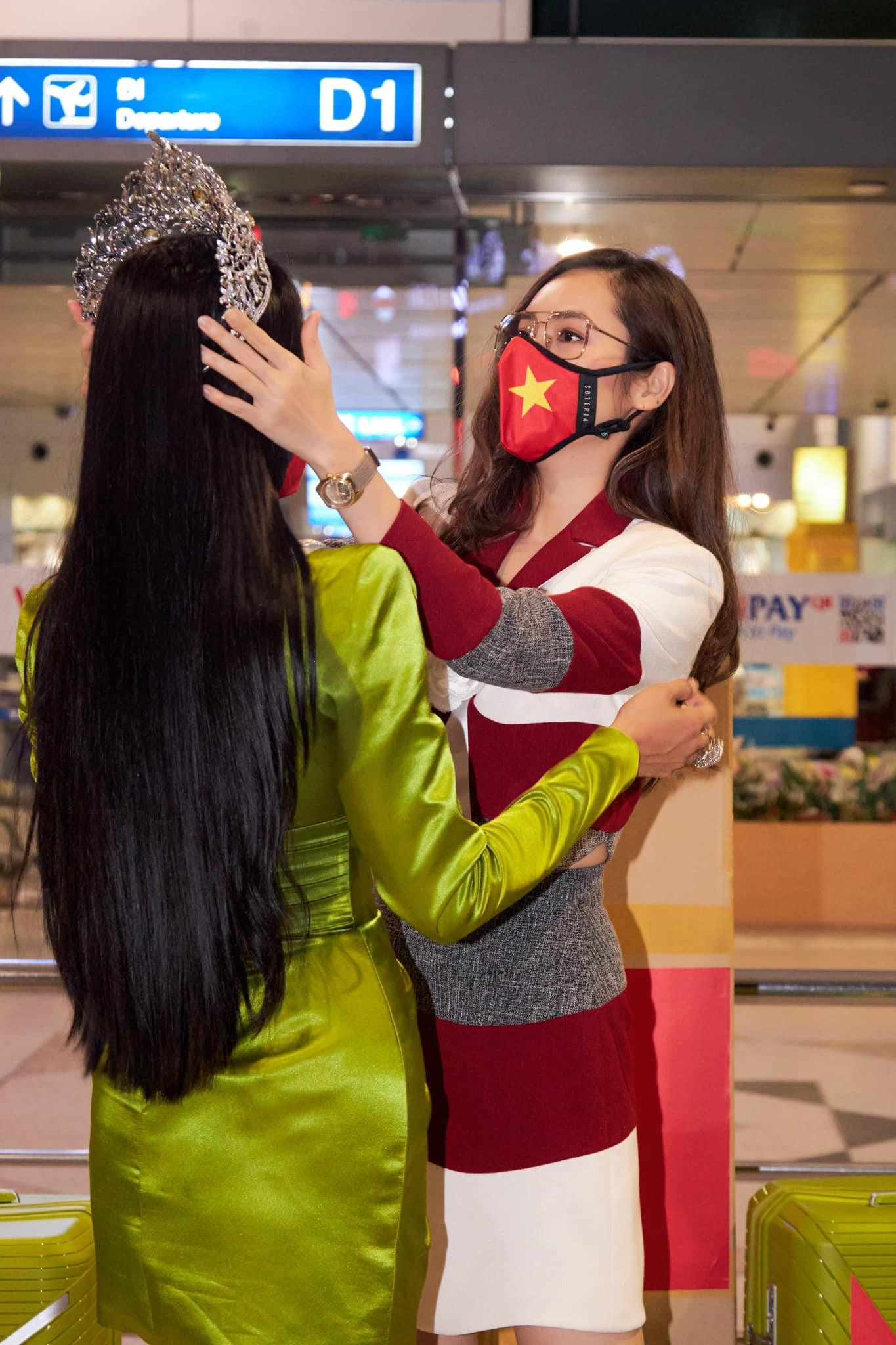 Hoàng My chia sẻ đến tận trưa ngày 26/11 cô vẫn chưa có được visa từ Tổ Chức Miss Universe và phải gọi điện để nhờ Lãnh Sự Quán Israel ở Việt Nam can thiệp. Vào phút chót Hoàng My cũng đã kịp có giấy tờ thông hành để cùng với Kim Duyên bay sang Israel. Hoàng My chia sẻ đến tận trưa ngày 26/11 cô vẫn chưa có được visa từ Tổ Chức Miss Universe và phải gọi điện để nhờ Lãnh Sự Quán Israel ở Việt Nam can thiệp. Vào phút chót Hoàng My cũng đã kịp có giấy tờ thông hành để cùng với Kim Duyên bay sang Israel.