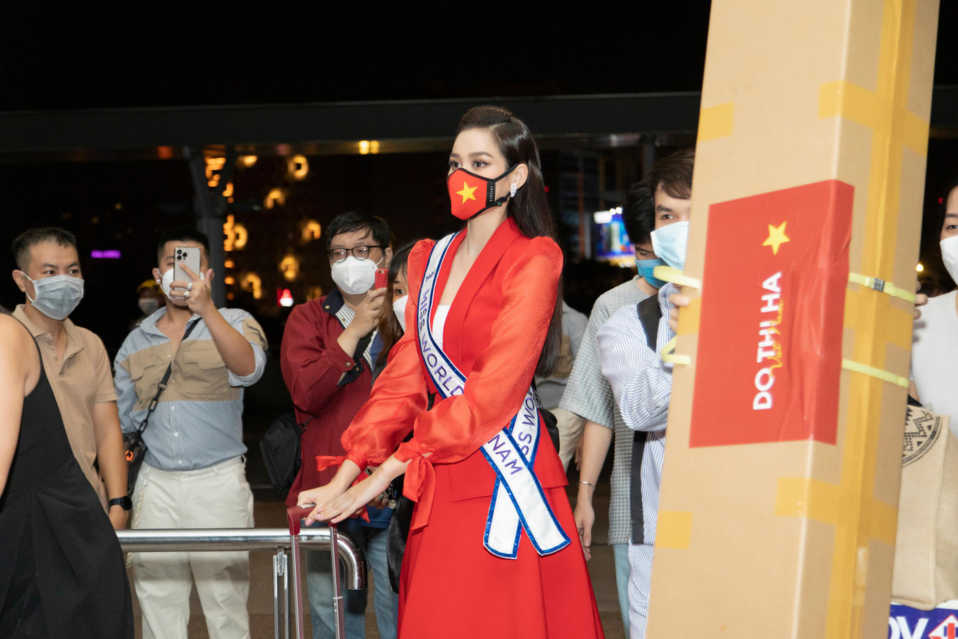Có thể nói, đây cũng là một dịp tình cờ khi ngày Đỗ Thị Hà lên đường dự thi cũng chính là ngày kỷ niệm 1 năm đăng quang Hoa Hậu Việt Nam 2020. Sau nửa nhiệm kỳ, nàng hậu xứ Thanh cũng dần trưởng thành hơn khi tự tin một mình “mang chuông đi đánh xứ người”.