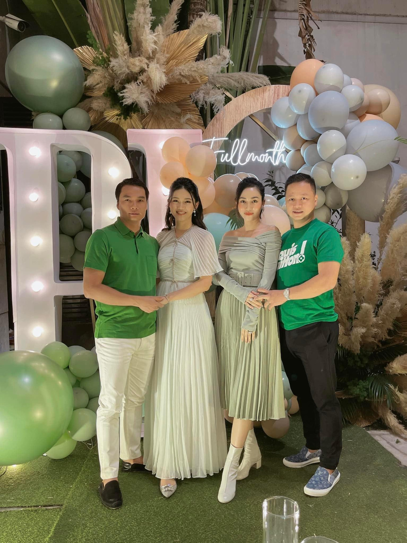 Vợ chồng Á hậu Trà My chụp ảnh cùng vợ chồng Á hậu Thanh Tú. Tháng 12/2018, Á hậu Thanh Tú kết hôn cùng doanh nhân Nguyễn Thành Phương sau một năm hẹn hò. Vợ chồng Á hậu đã có một cậu con trai, vừa tròn 2 tuổi vào hồi tháng 6 vừa qua.