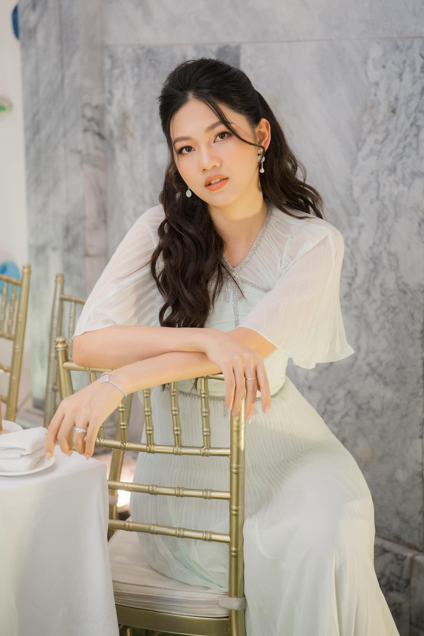 Nhan sắc mặn mà và xinh đẹp của bà mẹ 2 con nhận được nhiều sự khen ngợi từ các fans.