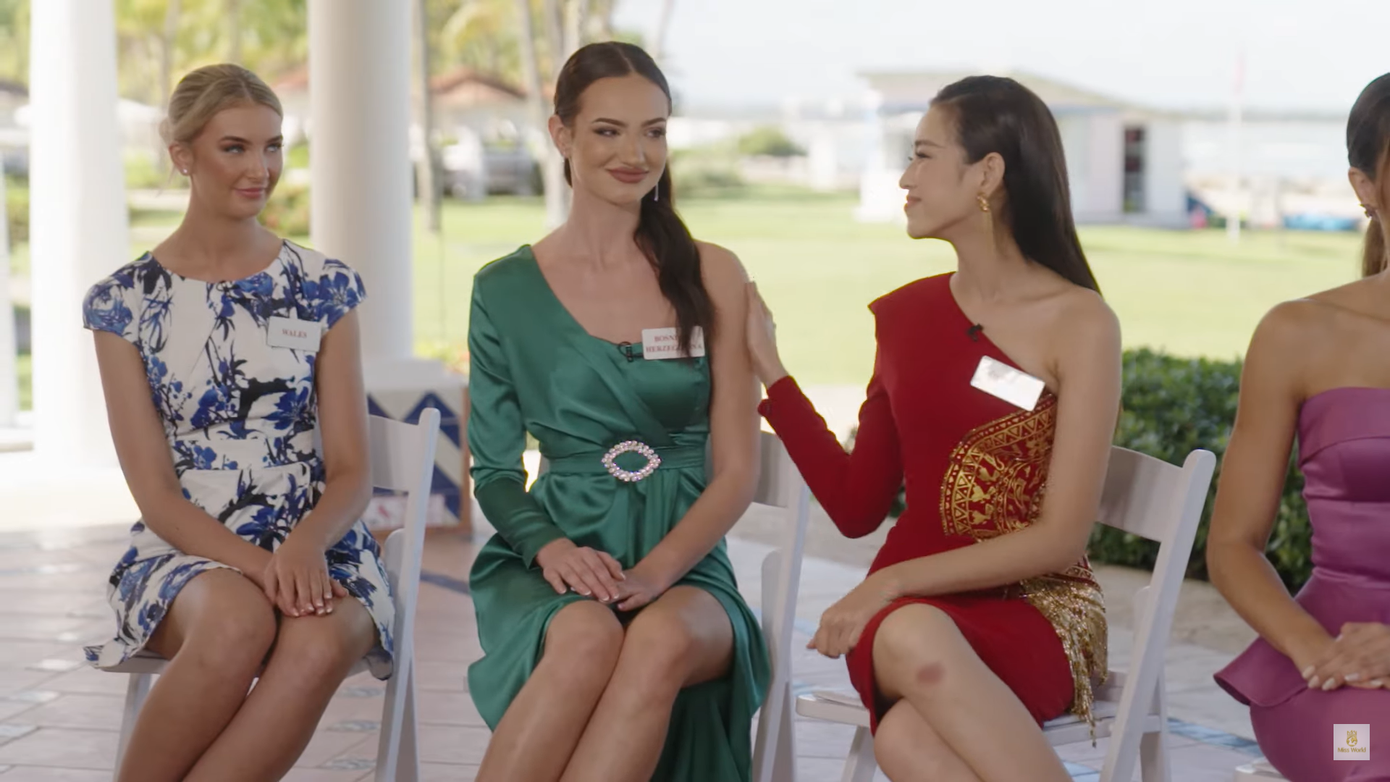 Đại diện Việt Nam tự tin giao tiếp bằng tiếng Anh với các thí sinh khác.