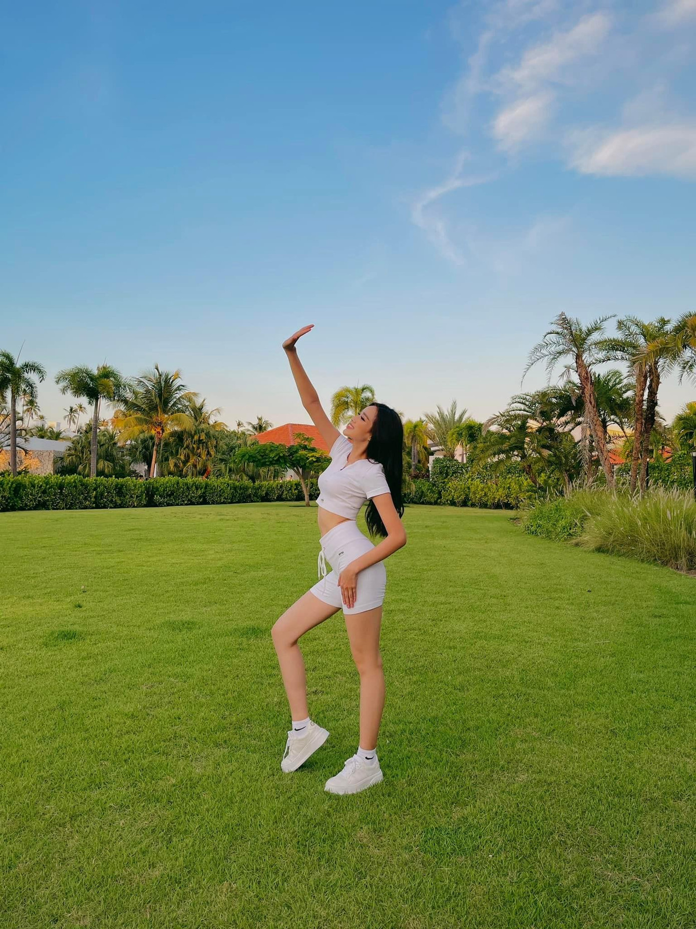 Mặc dù tham gia lịch trình khá dày đặc của cuộc thi nhưng Đỗ Thị Hà luôn mỉm cười và chăm chỉ cập nhật các hình ảnh trên trang cá nhân để tương tác với khán giả tại quê nhà.