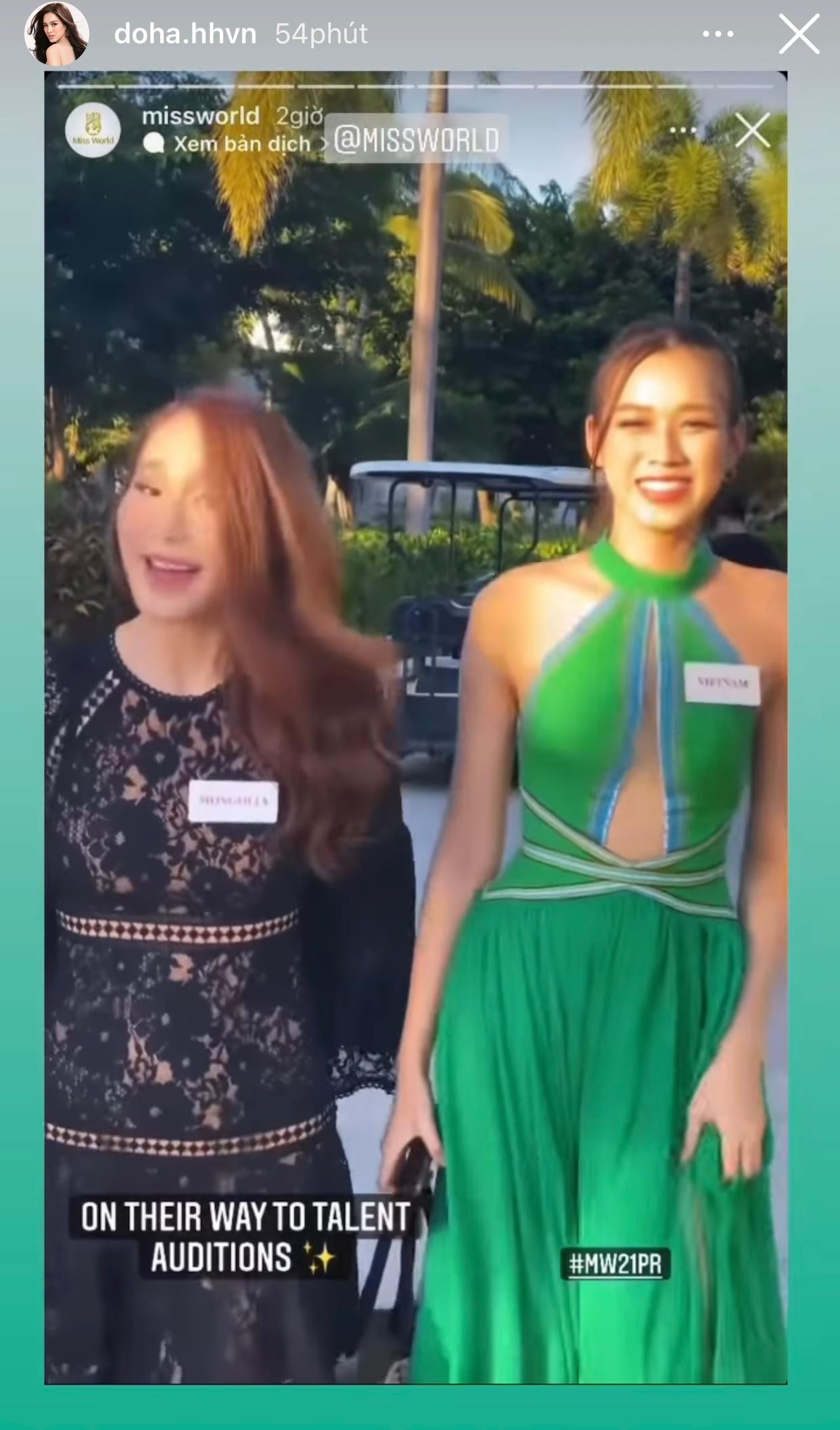 Đỗ Thị Hà và bạn cùng phòng là người đẹp Mông Cổ trên đường tới tham dự phần thi tài năng. Đỗ Thị Hà và bạn cùng phòng là người đẹp Mông Cổ trên đường tới tham dự phần thi tài năng.