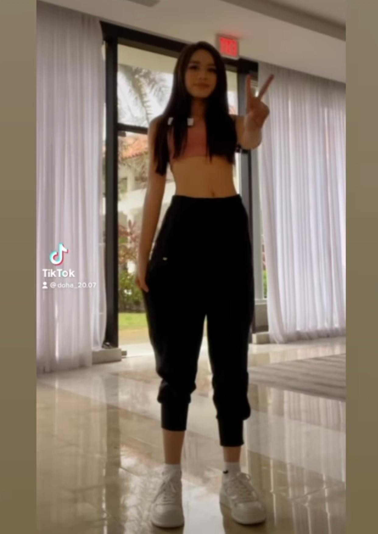 Người đẹp tự tin khoe vòng eo 'con kiến' quyến rũ.